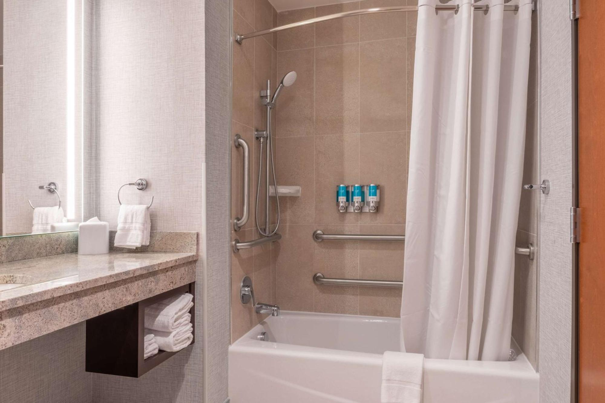 Drury Plaza Hotel Колидж Стейшън Екстериор снимка
