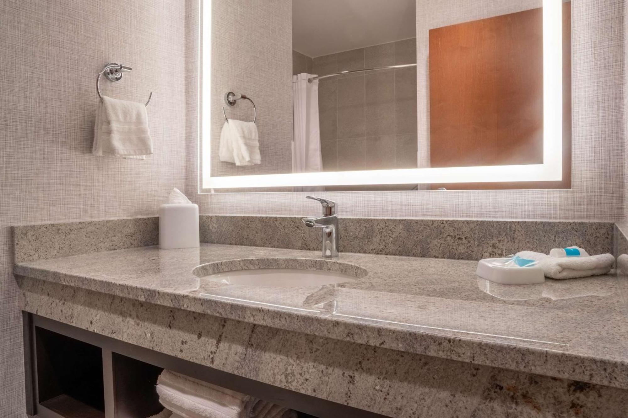 Drury Plaza Hotel Колидж Стейшън Екстериор снимка